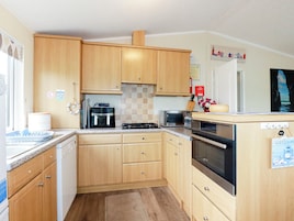 Cottage | Private kitchen | Fridge, microwave, dishwasher, electric kettle