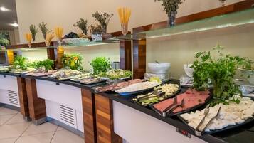 Sarapan bufet setiap hari (EUR 20 seorang)