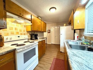 Kjøleskap, mikrobølgeovn, ovn og kokeplater