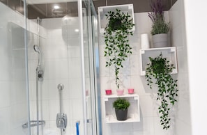 Dusche, Haartrockner, Handtücher, Seife