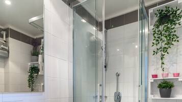 Douche, sĂšche-cheveux, serviettes fournies, savon