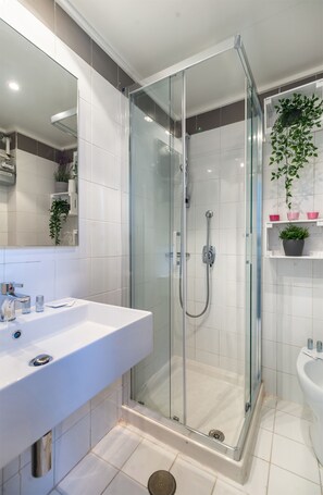 Dusche, Haartrockner, Handtücher, Seife