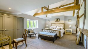 5 عدّة غرف نوم ومكتب ومكواة/لوح كي وسرير سفر