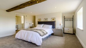 5 Schlafzimmer, Schreibtisch, Bügeleisen/Bügelbrett, Reisekinderbett