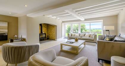 Superb, expansive 5 bedroom former farm house in Broadway - The Farmhouse