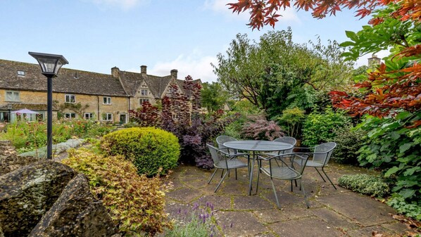 Outdoor dining - Grade II* listed holiday home with off-street parking and an open-plan garden - Middle Gable (Cheltenham)
