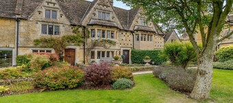 Grade II* listed holiday home with off-street parking and an open-plan garden - Middle Gable