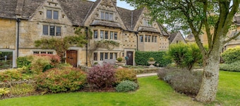 Grade II* listed holiday home with off-street parking and an open-plan garden - Middle Gable