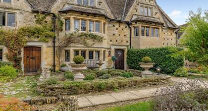 Grade II* listed holiday home with off-street parking and an open-plan garden - Middle Gable