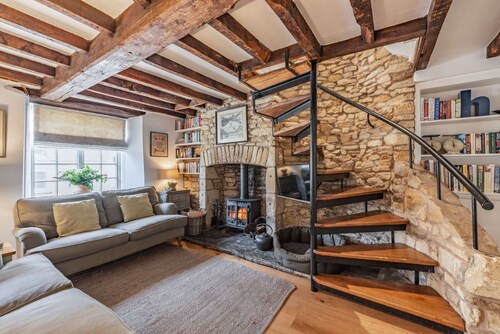 Two bedroom dog friendly holiday cottage in the Cotswolds with a hot tub - Garden Cottage