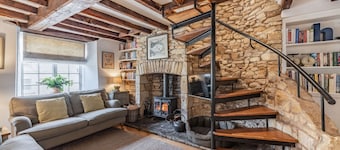 Two bedroom dog friendly holiday cottage in the Cotswolds with a hot tub - Garden Cottage