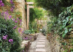 Property grounds - Two bedroom dog friendly holiday cottage in the Cotswolds with a hot tub - Garden Cottage (Chipping Norton)