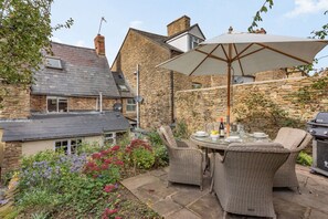 Outdoor dining - Two bedroom dog friendly holiday cottage in the Cotswolds with a hot tub - Garden Cottage (Chipping Norton)