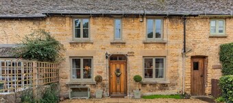 Two bedroom holiday cottage with garden and off-street parking, Bourton-on-the-Water - North House