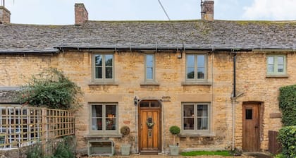 Two bedroom holiday cottage with garden and off-street parking, Bourton-on-the-Water - North House