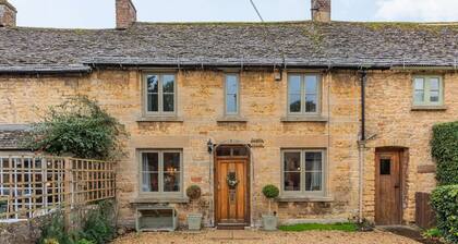 Two bedroom holiday cottage with garden and off-street parking, Bourton-on-the-Water - North House