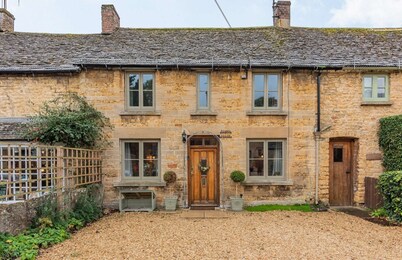 Two bedroom holiday cottage with garden and off-street parking, Bourton-on-the-Water - North House