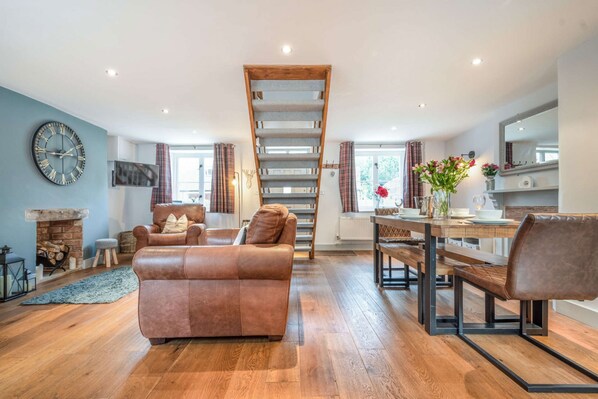 TV - Two bedroom holiday cottage with garden and off-street parking, Bourton-on-the-Water - North House (Bourton-on-the-Water)