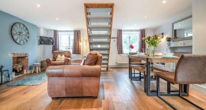 Two bedroom holiday cottage with garden and off-street parking, Bourton-on-the-Water - North House