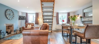 Two bedroom holiday cottage with garden and off-street parking, Bourton-on-the-Water - North House