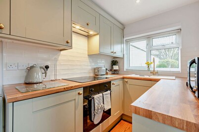 Two bedroom holiday cottage with garden and off-street parking, Bourton-on-the-Water - North House