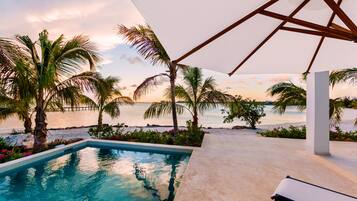 Villa Luxury, 1 camera da letto, piscina privata, fronte oceano | 1 camera, una cassaforte in camera, tende oscuranti, ferro/asse da stiro