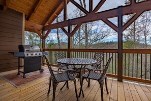 Outdoor dining - Mountain Sunrise Pool Cottage (Gatlinburg)