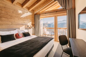 尊荣客房 | 高档床上用品、记忆海绵床垫、迷你吧、客房内保险箱