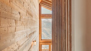 A wooden staircase leading to a balcony with a mountain view. - Eringer Hotel (Heremence)