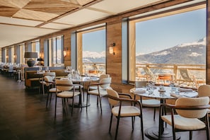 2 restaurants, spécialités Cuisine locale et internationale