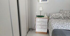 2 slaapkamers, een bureau, een strijkplank/strijkijzer, gratis wifi