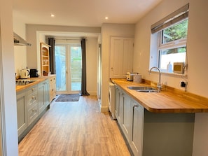 House | Private kitchen | Fridge, microwave, oven, stovetop - Refurbished Victorian Villa- Free Parking- Sleeps6 (Bury St Edmunds)