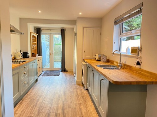 Luxurious Victorian Villa With Parking, Sleeps six