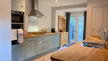 House | Private kitchen | Fridge, microwave, oven, stovetop