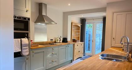 Luxurious Victorian Villa With Parking, Sleeps six
