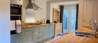 Luxurious Victorian Villa With Parking, Sleeps six