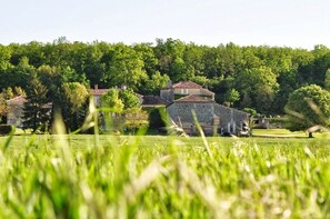 A rural setting with stone buildings surrounded by lush greenery. - Grand Logis -15% discount until end of August (Mouthiers sur Boeme)