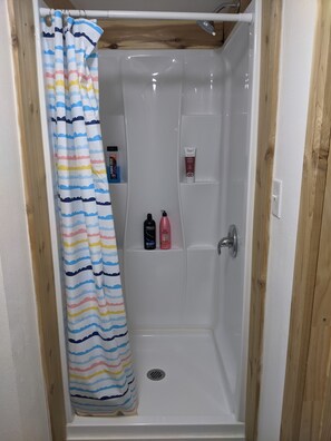 Een douche, een haardroger, handdoeken, zeep