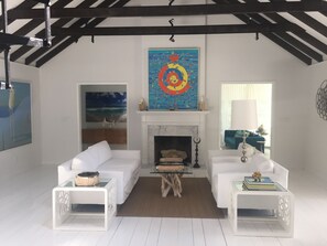 Televisión y chimenea 