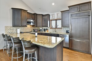 华丽联排别墅 | 私人厨房 | 大冰箱、微波炉、烤箱、炉灶