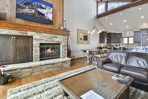 Casa de ciudad Deluxe | Área de sala de estar | Televisión de pantalla plana, chimenea y Netflix 