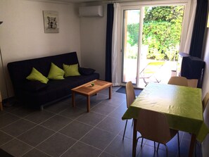 TV, DVD player, stereo - T2 recent, air-conditioned, Ideal 50 m from the beach with its private parking space! (Saint-Cyr-sur-Mer)