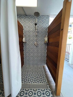 Shower, hair dryer, bidet, towels