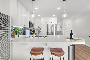 Fridge, microwave, oven, stovetop - Lux Oceanview SemiADA Condo with Bikes and Pets OK (San Clemente)
