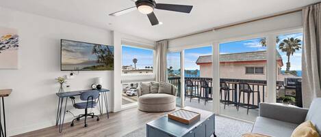 TV, lettore DVD, libri, impianto stereo