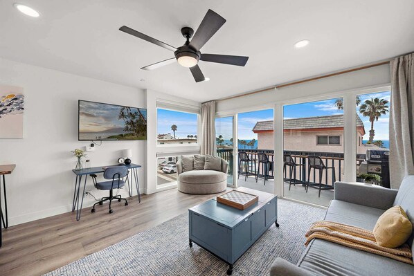 Télévision, lecteur de DVD, livres, chaîne hi-fi