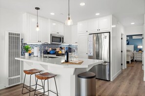 Fridge, microwave, oven, stovetop - Lux Oceanview SemiADA Condo with Bikes and Pets OK (San Clemente)