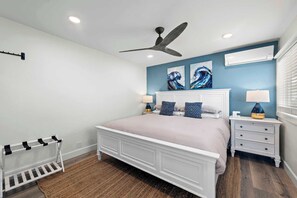 1 chambre, bureau, fer et planche à repasser, lit parapluie