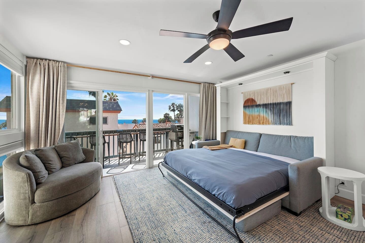 1 slaapkamer, een bureau, een strijkplank/strijkijzer, reisbedje