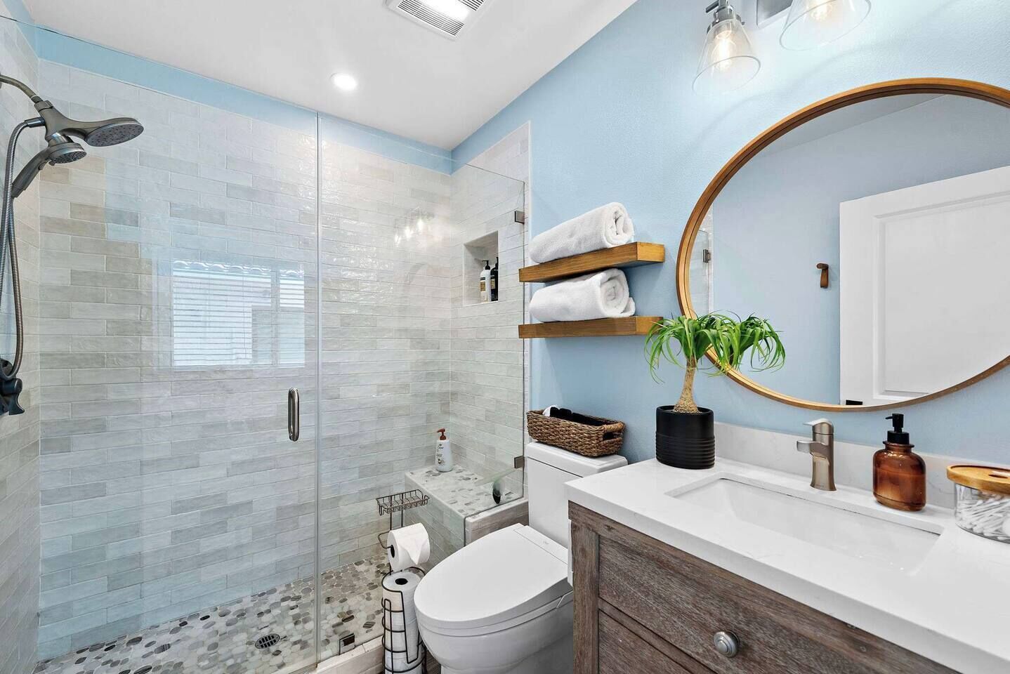 Shower, bidet, towels